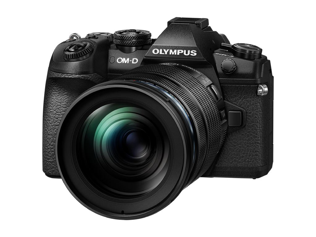 Olympus OM-D E-M1 Mark II drar fra - FOTOMAG
